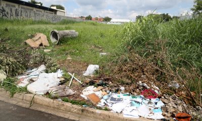 Posturas flagra descarte irregular de resíduos  em área pública 