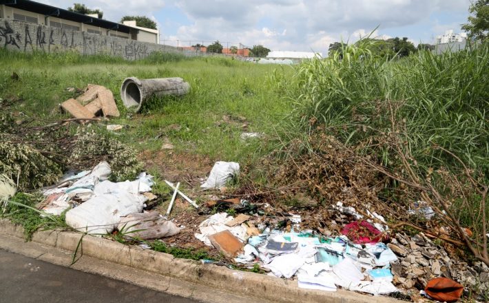 Posturas flagra descarte irregular de resíduos  em área pública 