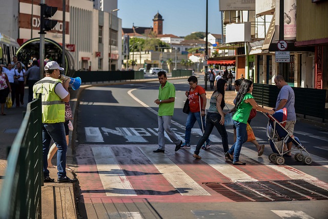 Ação educativa orienta pedestres sobre os riscos de acidentes no centro da cidade 