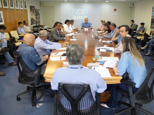 ABCZ e associações promocionais debatem regulamento da ExpoZebu 2019