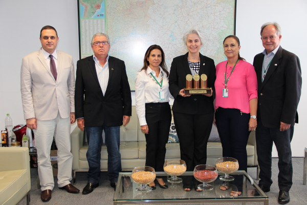 Secretária de Minas Gerais recebe Troféu ABCZ Mulher