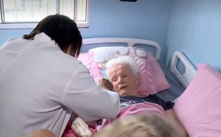 Covid-19: idosos com mais de 90 anos e acamados começam a ser vacinados em Uberaba